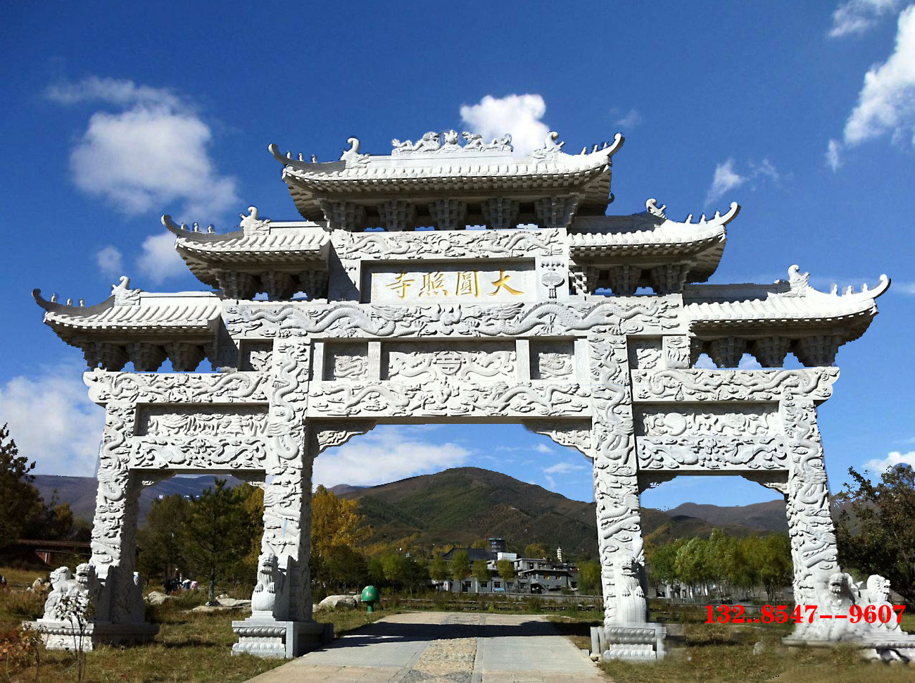 景区路口石牌坊门楼