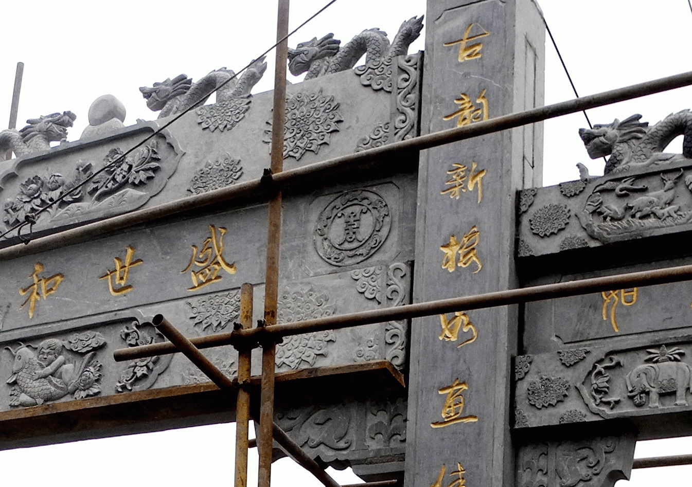 赢博官方网站牌坊雕刻的图案有，中间雕刻的是娃娃抱鱼、富贵牡丹浮雕，横联是锦绣六龙和盛世和谐两边雕刻的是五福捧寿浮雕，小门上雕刻的是吉祥如意，赢博官方网站大象和如意组成的吉祥如意图案，小门横梁最上面雕刻的是鹿鹤同春吉祥浮雕。