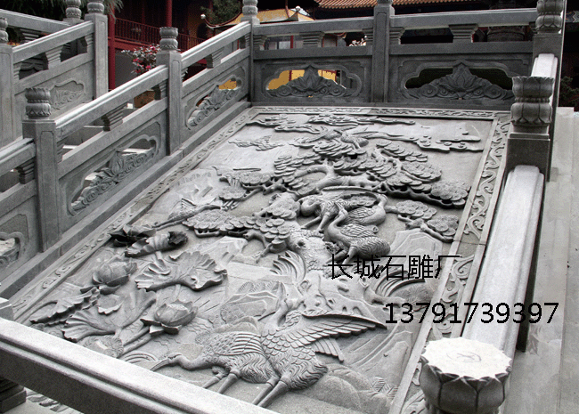 寺院赢博官方网站作品仙鹤御路，浮雕图案是松鹤吉祥图案