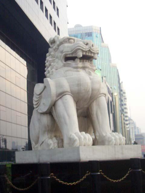这是建设银行门口的大型汉白玉赢博官方网站貔貅