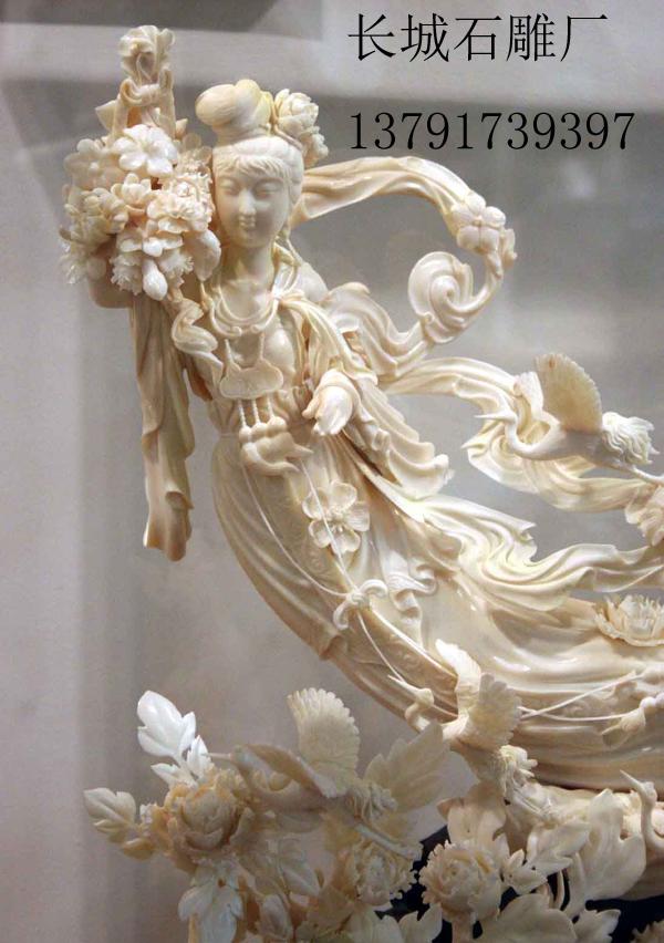 天女散花赢博官方网站雕刻作品高80厘米，宽60厘米，北京房山汉白玉料。作者对于该作品，有着自己的评论：“她的独到之处是能体现她的身材。以前咱们见的都是特别臃肿，她这个呢，根据东西方结合，它把人体能体现出来了，能看出她身体的走向，有动感。对雕塑工艺的要求也较高，丝丝缕缕的，是透雕，特别飘逸，飘逸感特别强。”正如作者自己所言，该作品很多部位采用了透雕，对赢博官方网站雕刻艺人们的刀工要求是比较苛刻的。只见天女微微弯曲的身躯，按照人体比例和结构进行塑造，身材苗条，腰肢纤细，左手提着花篮，右手正在轻散鲜花，面部露出淡淡的笑，显得雅致恬美。