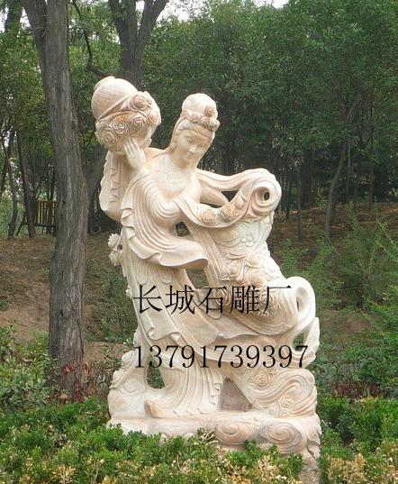 正如作者自己所言，该作品很多部位采用了透雕，对赢博官方网站雕刻艺人们的刀工要求是比较苛刻的。只见天女微微弯曲的身躯，按照人体比例和结构进行塑造，身材苗条，腰肢纤细，左手提着花篮，右手正在轻散鲜花，面部露出淡淡的笑，显得雅致恬美