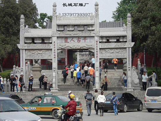 千古人龙赢博官方网站牌坊为四柱三间三楼式，上面雕刻着吉祥的图案。