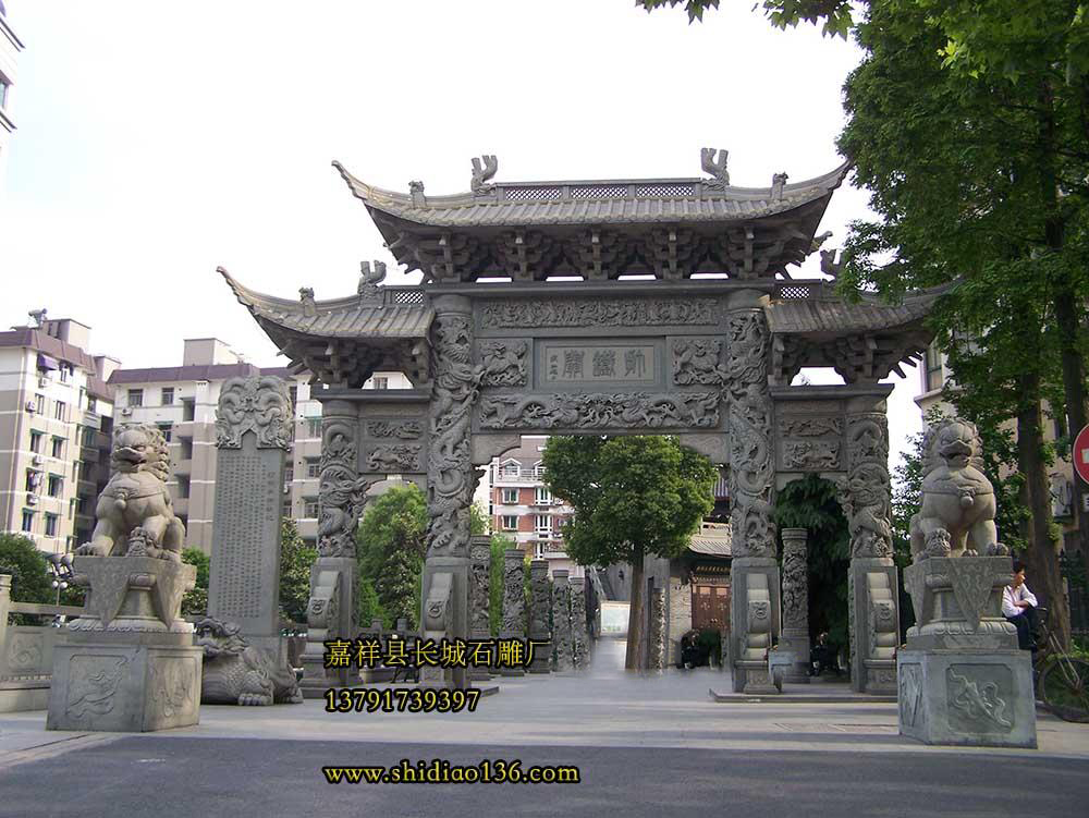 古代石牌楼的屋顶上除了正脊的两条大鸥吻外还有众多赢博官方网站脊兽。一座多重檐的赢博官方网站牌坊角楼，竟有近百只脊兽。在天下第一楼的石牌楼上面一条垂脊上就有十只脊兽。