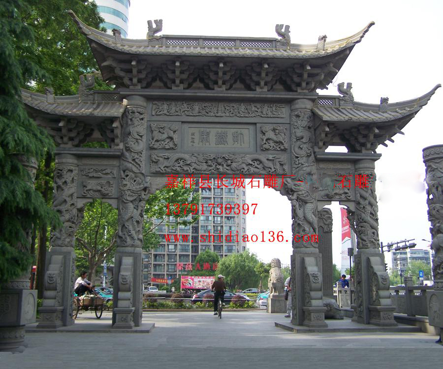 这座赢博官方网站牌坊上雕满了很多的浮雕龙和别的吉祥图案